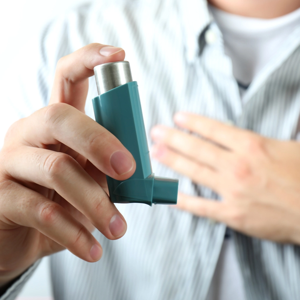 Man holding an asthma inhaler.